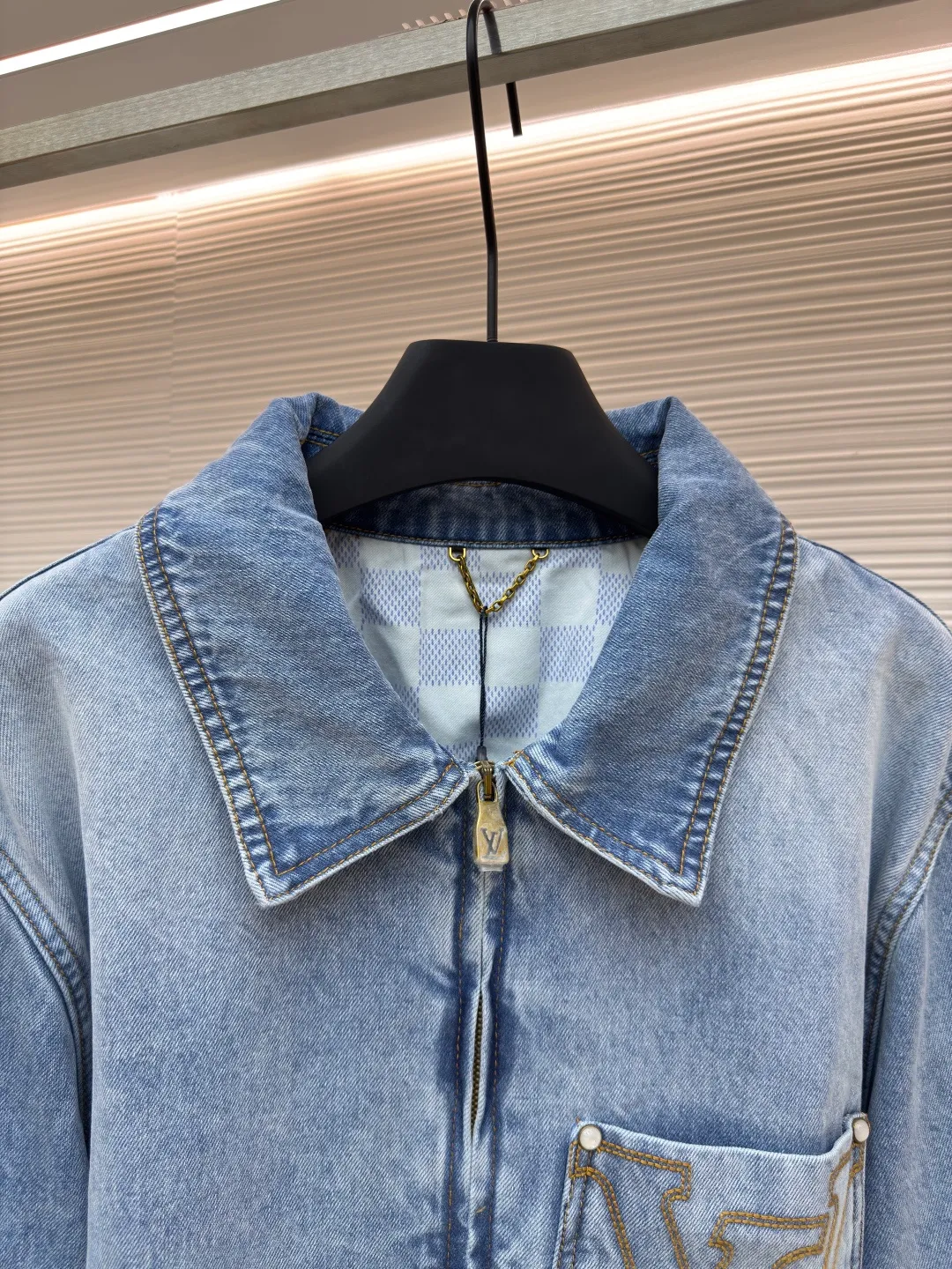 LOUIS VUITTON patch letter denim jacket ●Authentic product: Purchased and developed by 21599 ●Item number: 1680048-B75 ●Material: denim denim fabric ●Technology: embroidery production ●Version: fitted version ●Weight: about 1075 grams ●Size: 46-48-50-52 ●Description: The iconic pattern of the brand's presbyopia logo It has a strong street American style and is very chic. The whole piece is still the same loose version as always, which hides the flesh. The regular denim lapel design gives people a smart and generous look. Customized logo buttons and leather labels come with a full set of accessories. It is cool, stylish and fairy-like. It is also an absolute C-position piece and is highly recommended!  Very heavy work, exquisite details, special washing process, multiple washings can show the same perfect washing color effect as the original. You’ll know it once you get it. It’s self-evident how popular it is once it’s released. It has no gender boundaries and looks great with couples’ outfits. It’s versatile and effortless. The overall wiring is straight and delicate, the fabric is comfortable and soft, and the color is consistent without color difference. It can be matched with the same style to create a fashionable look and control various occasions. Customized accessories, complete with three standards, same style for men and women!